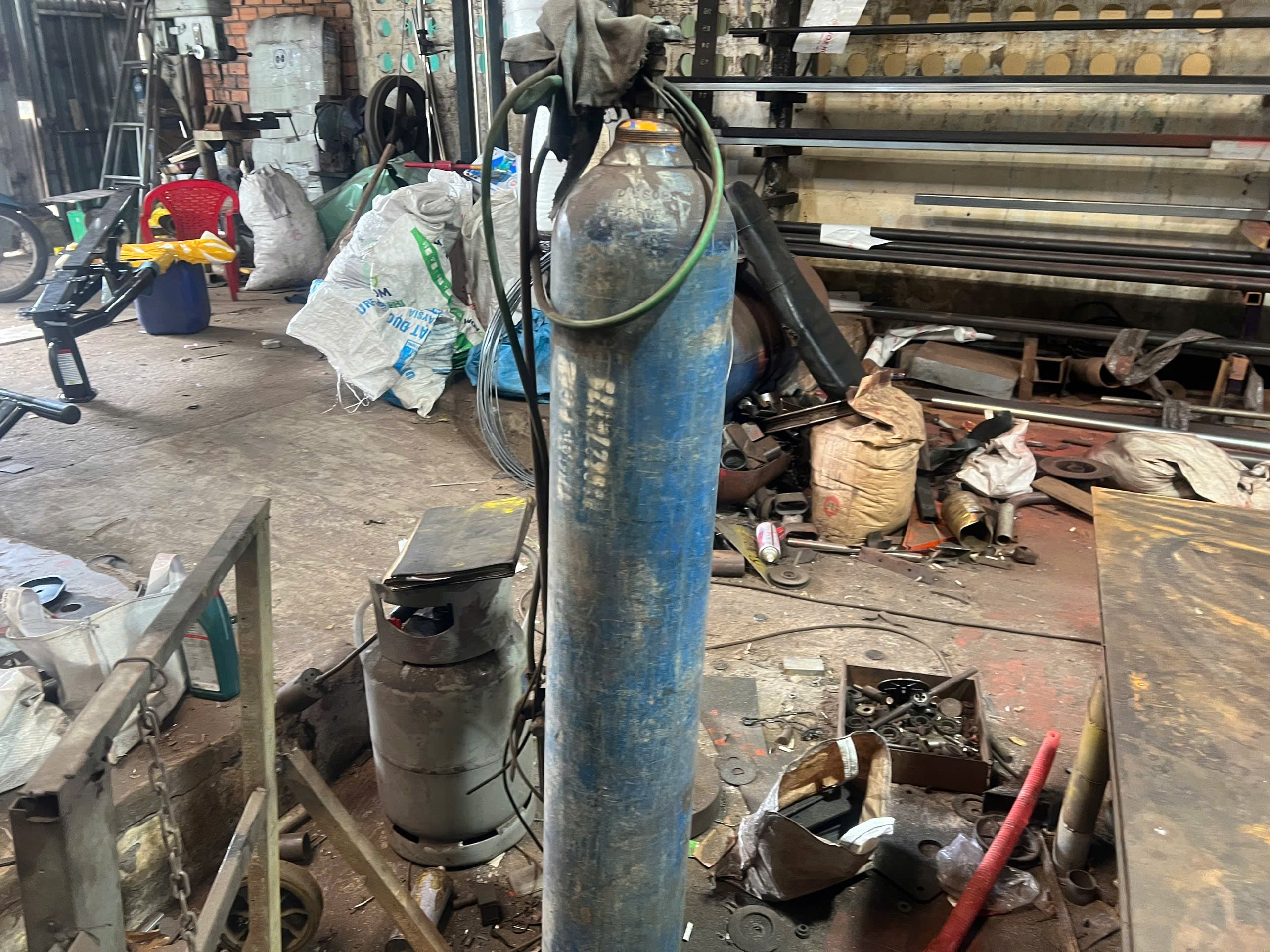 Compressed gas cylinder